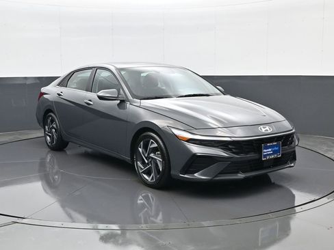 Certified 2025 Hyundai Elantra Limited w/ Cargo Package FWD image 3