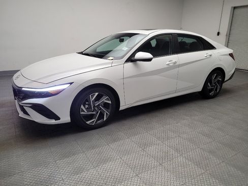 Used 2025 Hyundai Elantra SEL FWD image 2