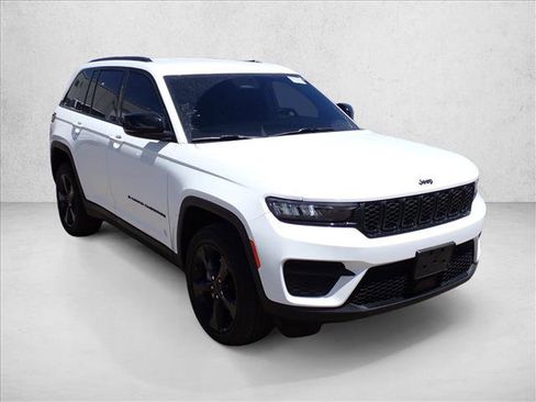 Used 2023 Jeep Grand Cherokee Altitude AWD/4WD image 4