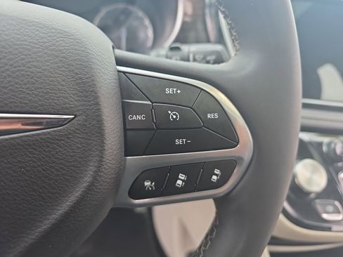 Used 2023 Chrysler Pacifica Limited image 19