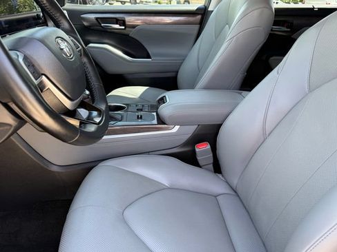 Used 2023 Toyota Highlander Limited FWD image 10