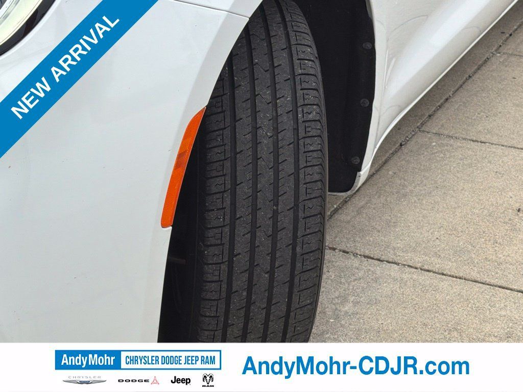 Used 2024 Chrysler Pacifica Touring-L FWD image 11