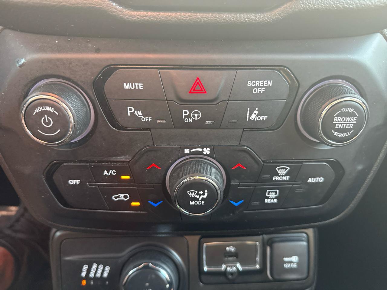 Used 2021 Jeep Renegade Latitude w/ Luxury Group II AWD/4WD image 19
