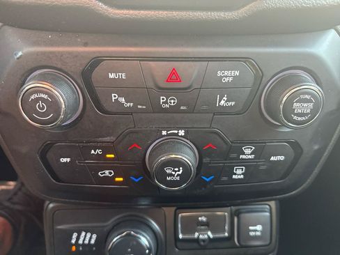 Used 2021 Jeep Renegade Latitude w/ Luxury Group II AWD/4WD image 19