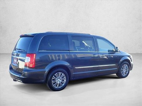 Used 2013 Chrysler Town & Country Touring-L w/ Driver Convenience Group image 4