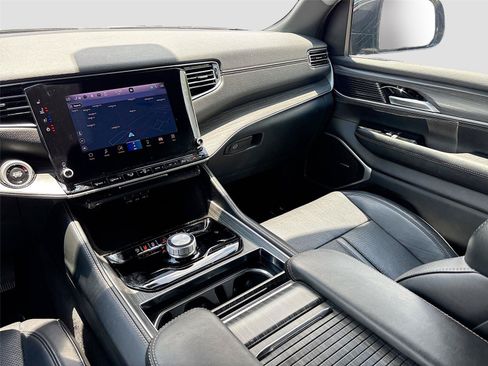 Used 2024 Jeep Wagoneer Series II w/ Flexible Seating Group RWD image 24