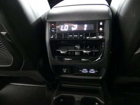 Used 2022 Jeep Grand Cherokee L Limited AWD/4WD image 4