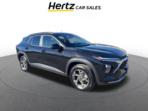 Used 2025 Chevrolet Trax LT image 1