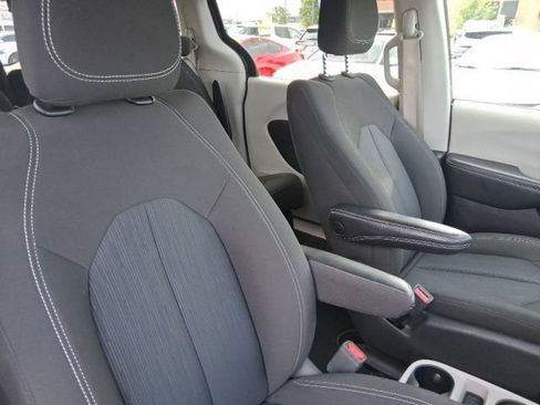 Used 2023 Chrysler Voyager LX FWD image 13