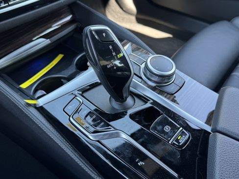 Used 2022 BMW M550i xDrive image 11