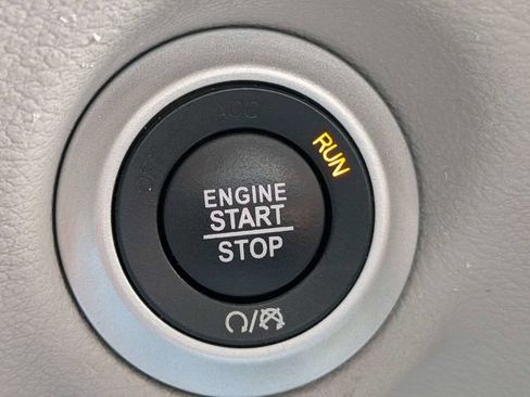 Used 2023 Chrysler Voyager LX image 27