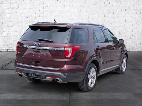 Used 2018 Ford Explorer XLT w/ Equipment Group 202A FWD image 7