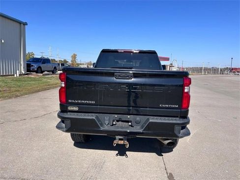 Used 2021 Chevrolet Silverado 2500 Custom w/ Custom Value Package image 4