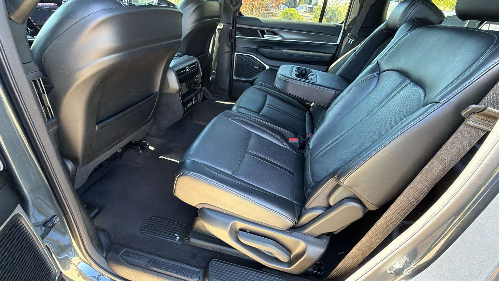 Used 2024 Jeep Wagoneer L Series II w/ Flexible Seating Group AWD/4WD image 24