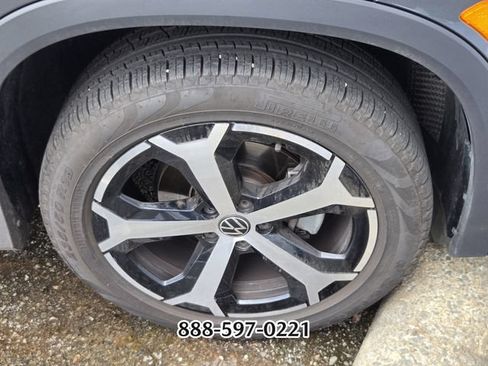 Certified 2025 Volkswagen Tiguan SE FWD image 6