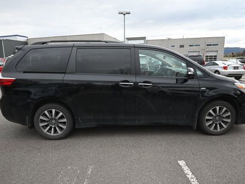 Used 2020 Toyota Sienna Limited image 7
