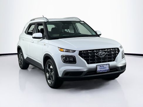 Used 2024 Hyundai Venue SEL image 3