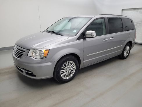 Used 2015 Chrysler Town & Country Touring-L w/ Driver Convenience Group FWD image 2