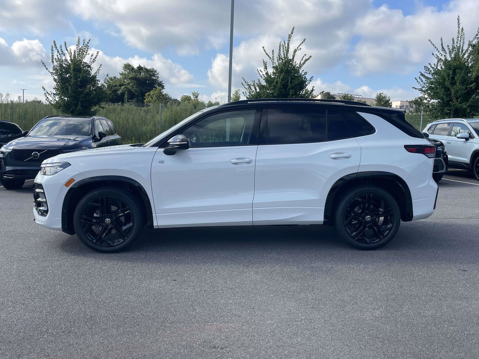 New 2026 Volkswagen Tiguan SE R-Line FWD image 4
