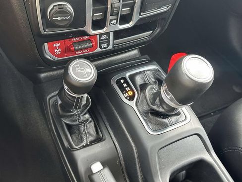 Used 2025 Jeep Wrangler Unlimited Rubicon AWD/4WD image 30