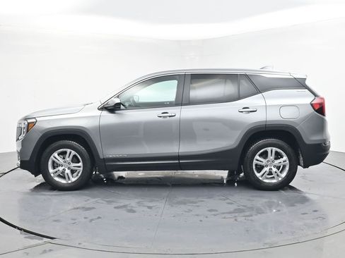Used 2024 GMC Terrain SLE image 3