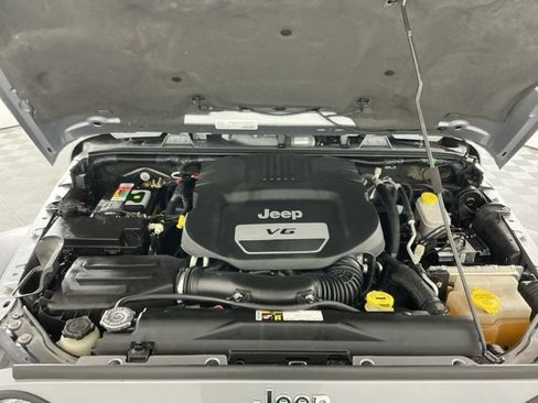 Used 2015 Jeep Wrangler Unlimited Rubicon w/ Connectivity Group AWD/4WD image 26