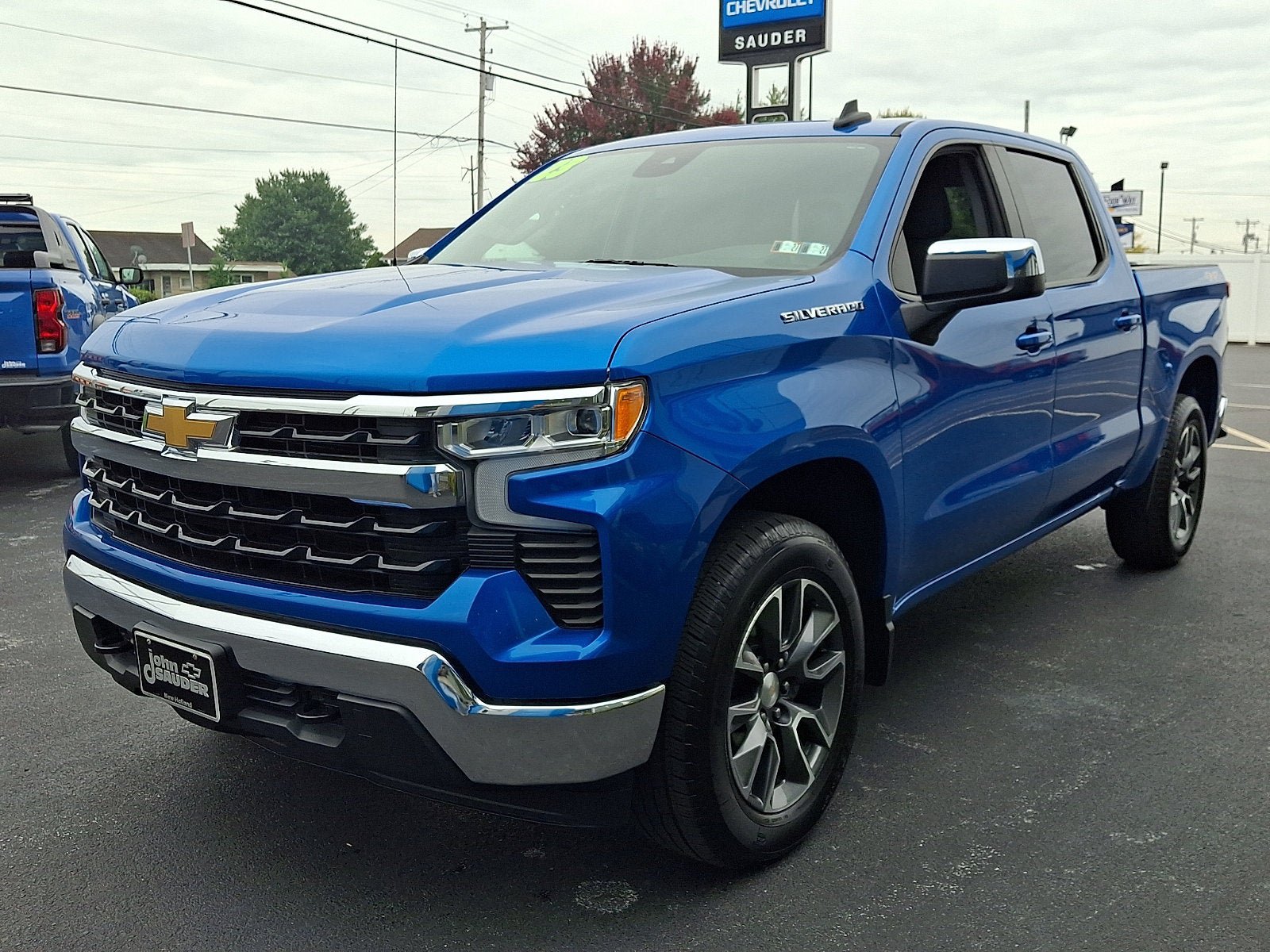 Used 2023 Chevrolet Silverado 1500 LT AWD/4WD image 3