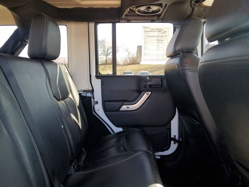 Used 2015 Jeep Wrangler Unlimited Sahara w/ Connectivity Group AWD/4WD image 30