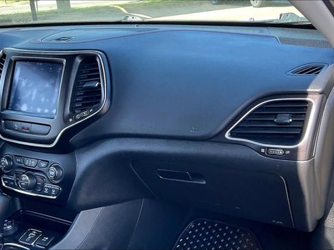 Used 2019 Jeep Cherokee Trailhawk image 18
