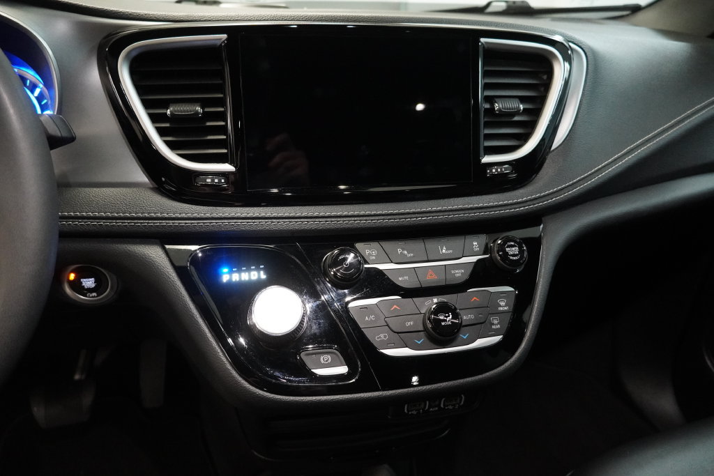 Used 2024 Chrysler Pacifica Limited FWD image 15