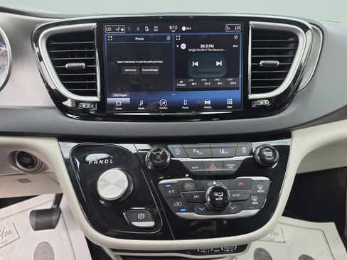 Used 2024 Chrysler Pacifica Touring-L FWD image 26