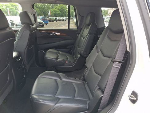 Used 2017 Cadillac Escalade Luxury AWD/4WD image 11