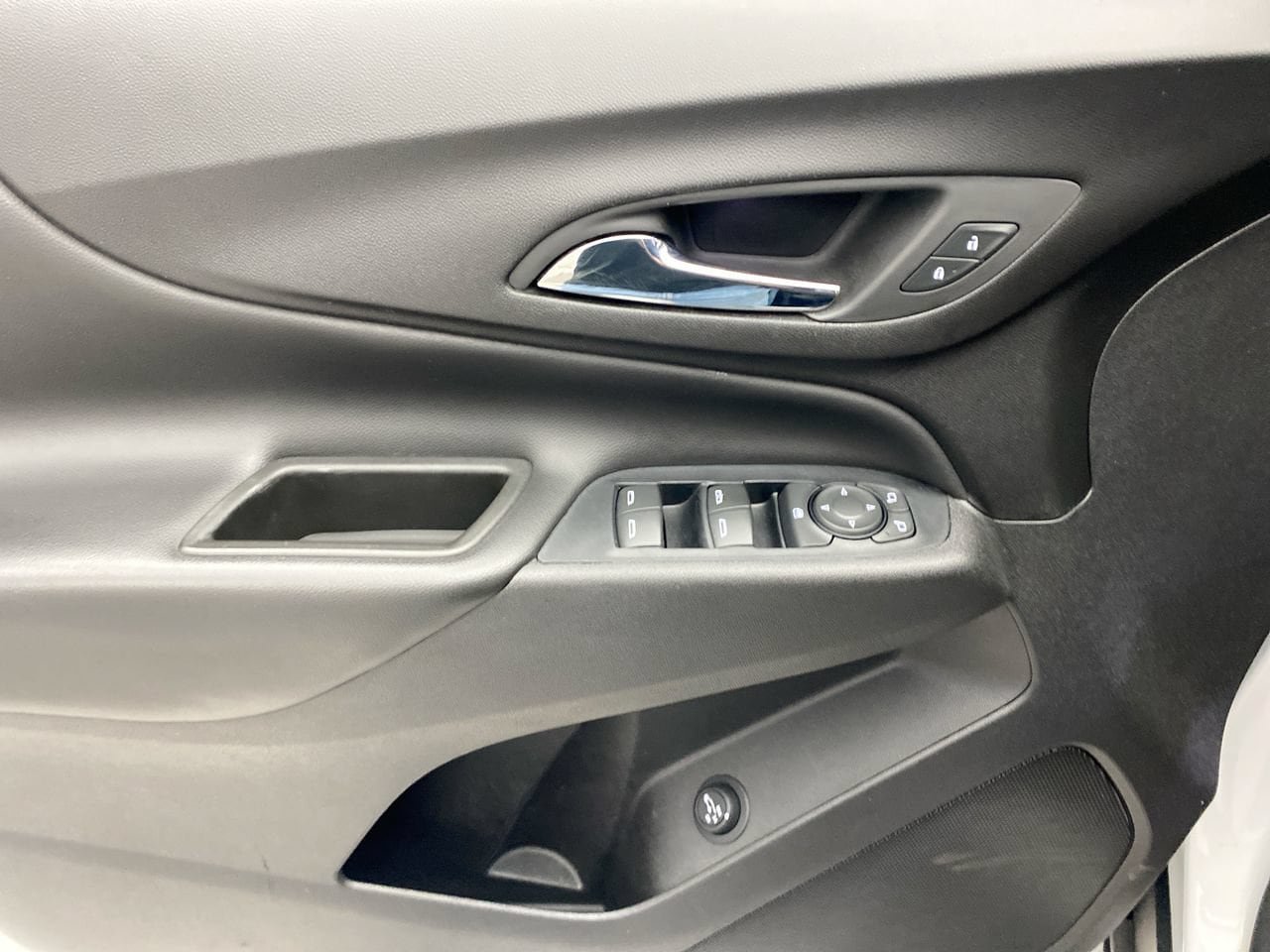Used 2020 Chevrolet Equinox LT w/ Driver Convenience Package FWD image 12
