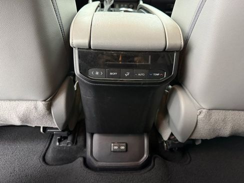 Used 2022 Toyota Highlander XLE image 32