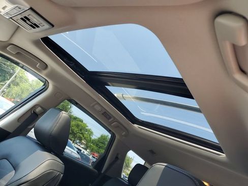 Certified 2024 Nissan Pathfinder Platinum w/ Black Appearance Package FWD image 5