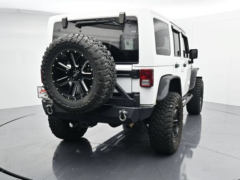 Used 2017 Jeep Wrangler Unlimited Sahara w/ Max Tow Package AWD/4WD image 6