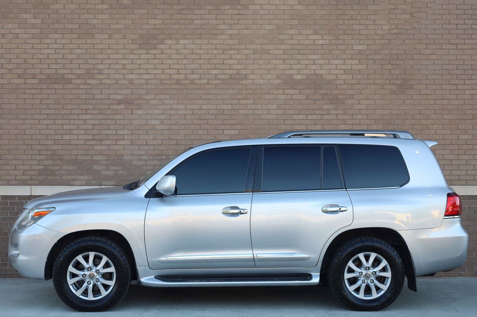 Used 2011 Lexus LX 570 4WD w/ Luxury Pkg image 2
