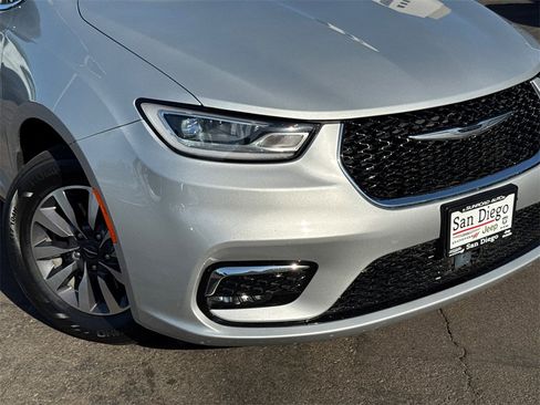 Used 2024 Chrysler Pacifica Select image 3