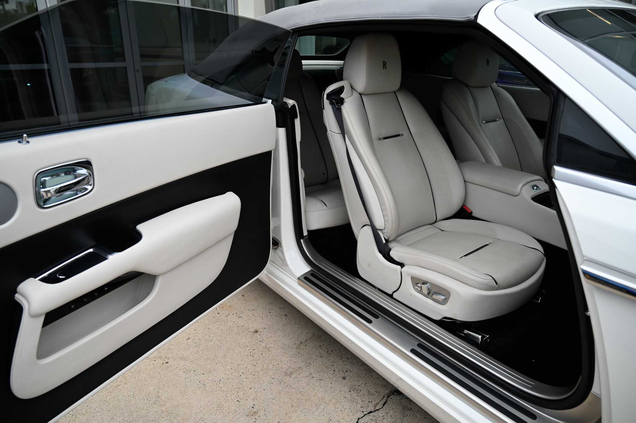 Used 2018 Rolls-Royce Dawn RWD image 40