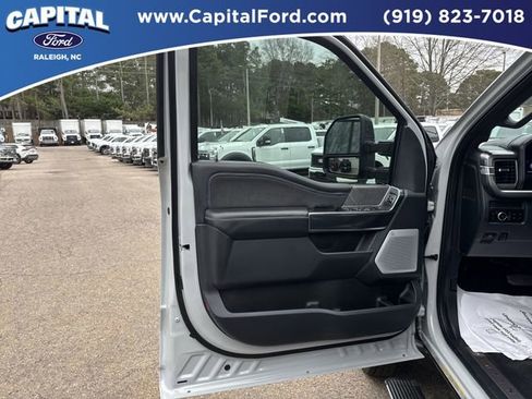 Used 2025 Ford F450 Platinum w/ FX4 Off-Road Package image 19