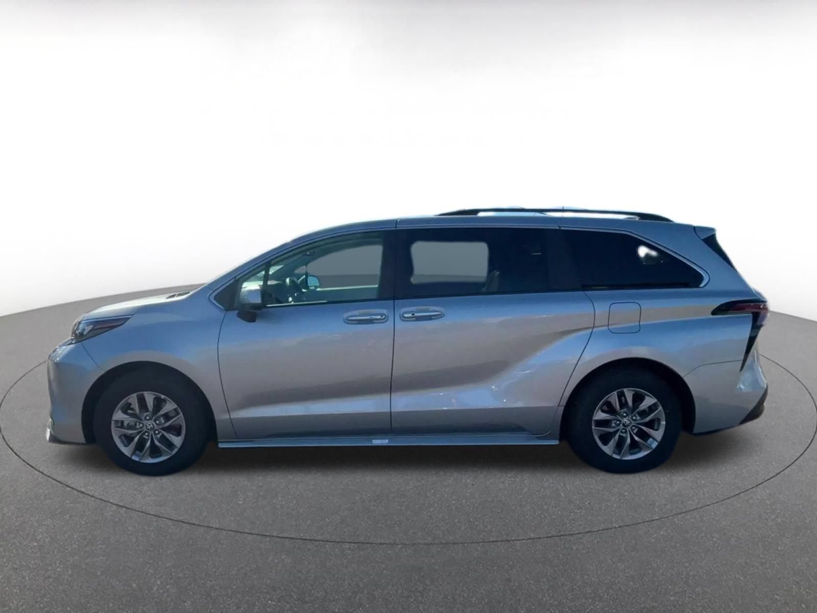 Used 2025 Toyota Sienna XLE FWD image 8