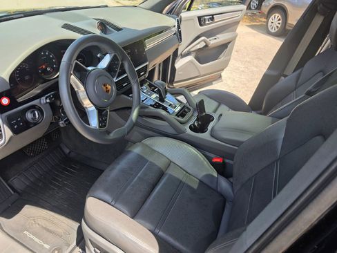Used 2023 Porsche Cayenne AWD/4WD image 18