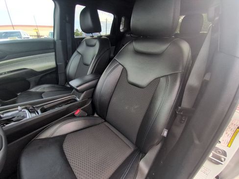 Used 2025 Jeep Compass Latitude w/ Sun & Sound Group AWD/4WD image 24