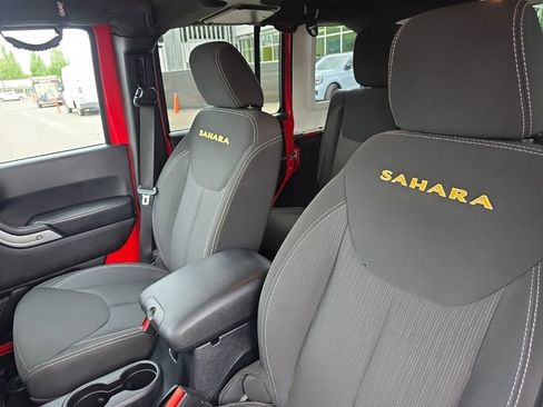 Used 2015 Jeep Wrangler Unlimited Sahara w/ Connectivity Group AWD/4WD image 15