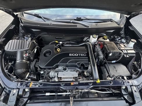 Used 2020 Chevrolet Equinox LS image 2