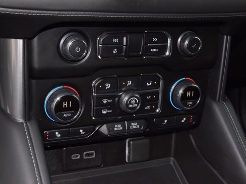 Used 2021 Chevrolet Tahoe Z71 w/ Z71 Signature Package image 31