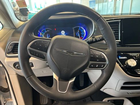 Used 2023 Chrysler Pacifica Touring-L FWD image 15