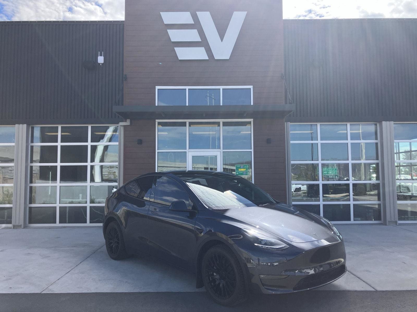 Used 2024 Tesla Model Y Long Range AWD/4WD image 1