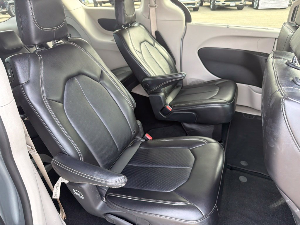 Used 2024 Chrysler Pacifica Touring-L FWD image 31