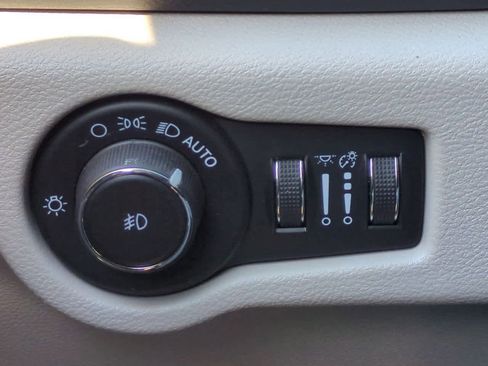 Used 2023 Chrysler Pacifica Touring-L image 17